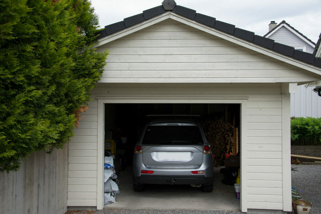 We buy lock up garages fast in CASTLEFORD