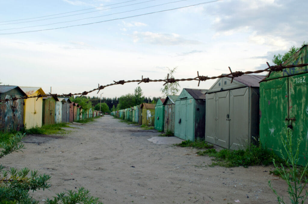 We Buy Lock up Garages Fast in LOUTH